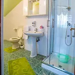 Apartments&rooms Rudi アパート ビビニェ